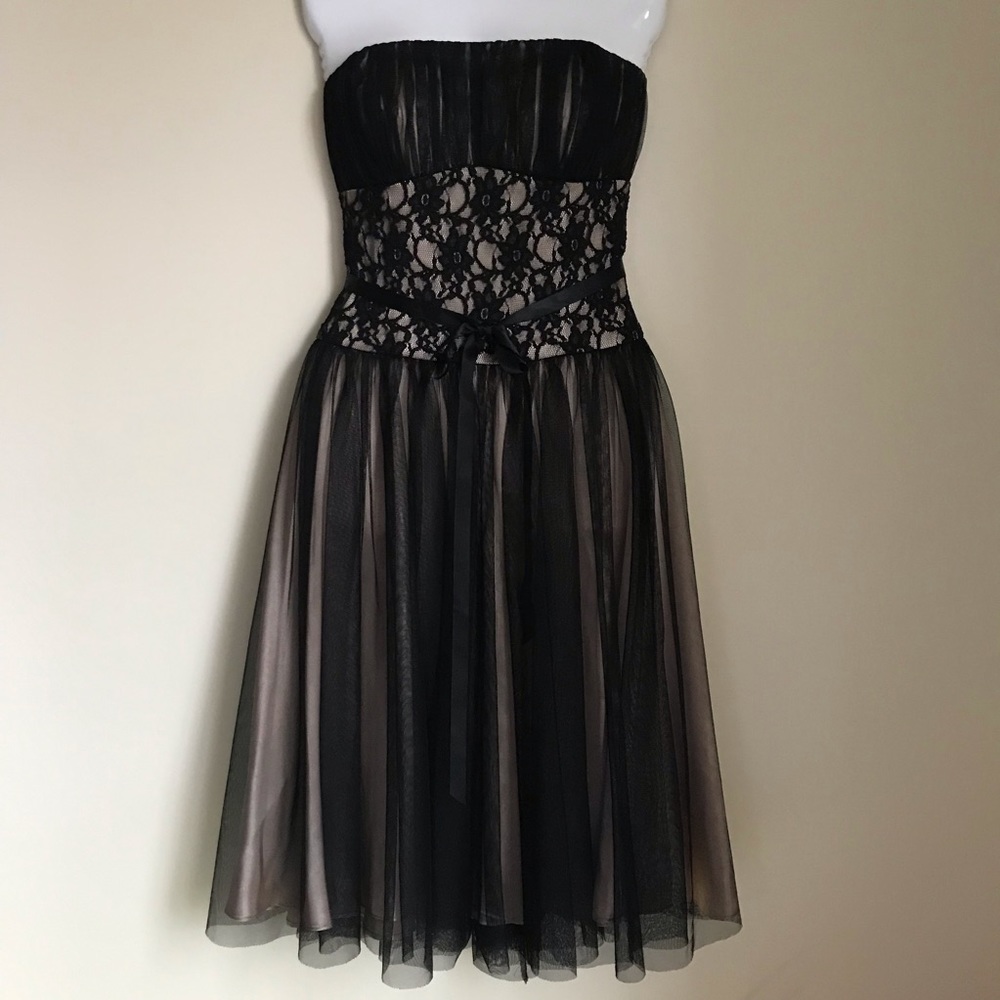 STUNNING WHITE HOUSE BLACK MARKET DRESS
